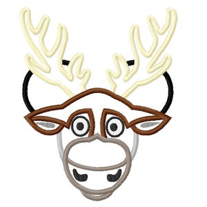 Può includere: Un viso di renna di cartone animato con corna marroni, occhi marroni e un naso grigio. La renna ha un viso bianco con un contorno marrone.