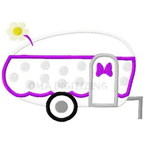 Puede incluir: Una caravana blanca con lunares morados y un lazo morado en la puerta. La caravana tiene una sola rueda y un enganche.