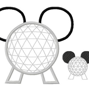 Op de afbeelding: Zwart-wit borduurontwerp van een Mickey Mouse-hoofd met een Spaceship Earth-icoon in het midden. Een kleinere versie van het ontwerp is ook inbegrepen.