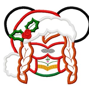 Può includere: Design ricamato con un personaggio festivo con barba e trecce bianche, un cappello rosso e bianco e agrifoglio. Il design include orecchie nere di Topolino, creando un'immagine a tema festivo.
