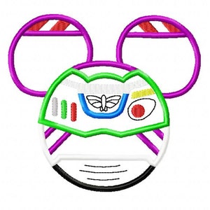 Może przedstawiać: Fioletowe uszy Myszki Miki z białą i zieloną twarzą Buzz Lightyeara w środku. Twarz ma niebieskiego motyla, czerwone i żółte akcenty oraz czarną osłonę.