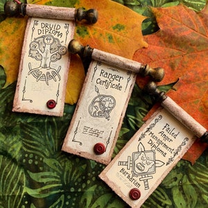 Diplomas de clase de DnD. Bárbaro, druida, explorador. Pergaminos en miniatura. Regalo personalizado. Imán para el refrigerador.