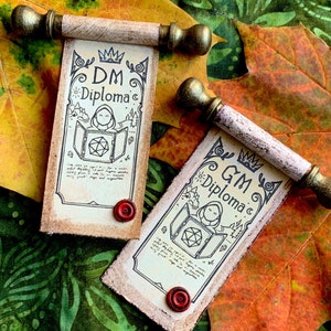 Diploma de DnD GM DM. Gamemaster. Dungeon Master. Miniatura de pergaminos. Regalo personalizado. Imán para el refrigerador.