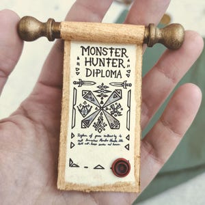 Diploma de Cazador de Monstruos. Minidiploma de Gremio. Miniatura de Pergaminos - Imanes para nevera. Regalo personalizado.