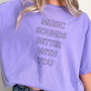 La música suena mejor contigo camiseta, colores cómodos, de gran tamaño, camisa EDM, música house, traje rave, camisa de festival, Dom Dolla Merch, EDM