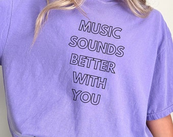 Maglietta Music Sounds Better With You, colori comodi, oversize, maglietta EDM, musica house, abbigliamento rave, maglietta festival, merchandising Dom Dolla, EDM