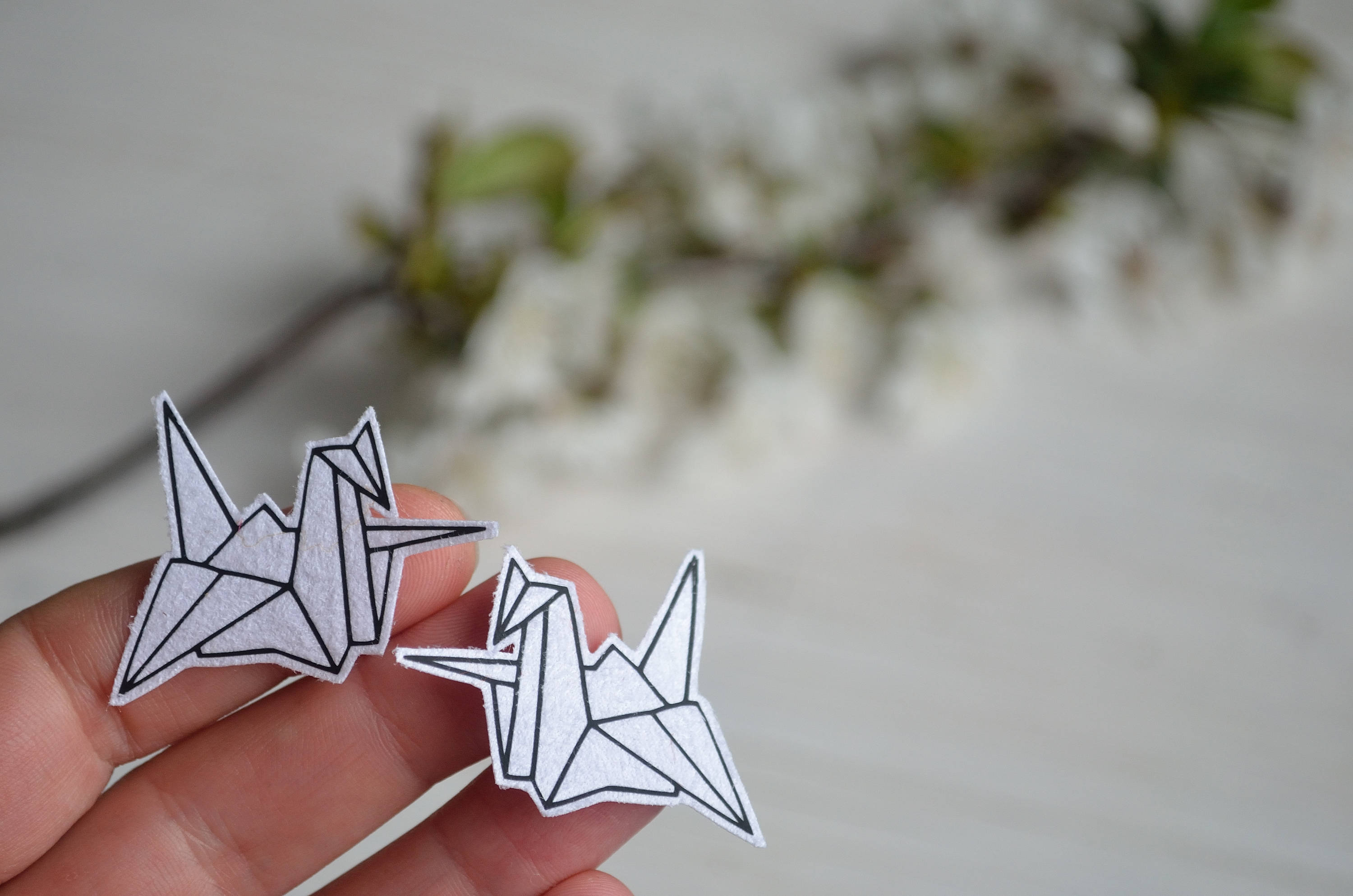 Патч оригами. Самолётик из бумаги. Значок на одежду самолетик. Треугольник поделка. Оригами оружие.