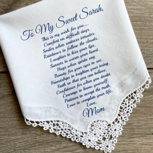 Może przedstawiać: Biała chusteczka z delikatnym koronkowym obszyciem. Chusteczka ma nadrukowany w granatowym tuszu wiersz, adresowany "To My Sweet Sarah" i podpisany "Love, Mom". Przemyślany i sentymentalny prezent.