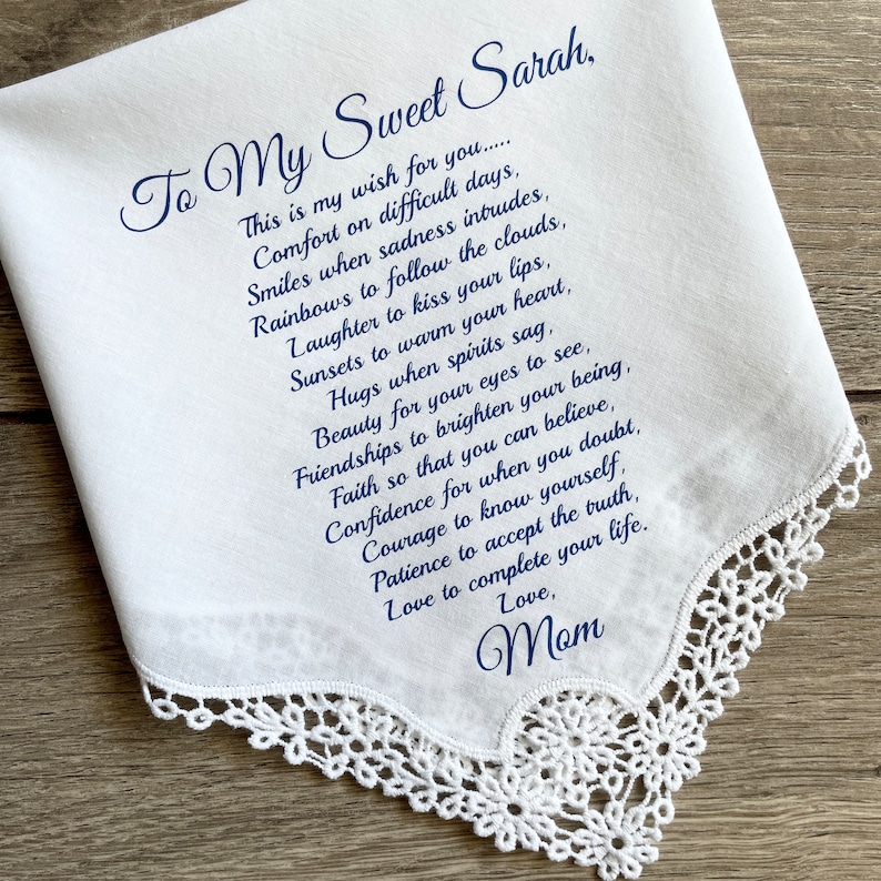 Może przedstawiać: Biała chusteczka z delikatnym koronkowym obszyciem. Chusteczka ma nadrukowany w granatowym tuszu wiersz, adresowany "To My Sweet Sarah" i podpisany "Love, Mom". Przemyślany i sentymentalny prezent.