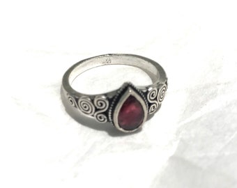 Garnet Ring , SIZE 8 Sterling Silver ring ,Red Garnet Ring ,gemstone Ring ,Natural garnet ring, January birthstone, Cocktail Jewelry