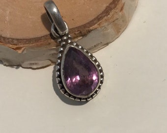 Minimalistischer Anhänger Charm Sterling Silber Amethyst Anhänger: Facettierter Tropfen Februar Geburtsstein