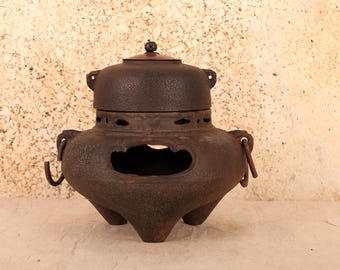 アンティークの日本の茶道具、青銅製の火鉢と鋳鉄製のやかんのセット