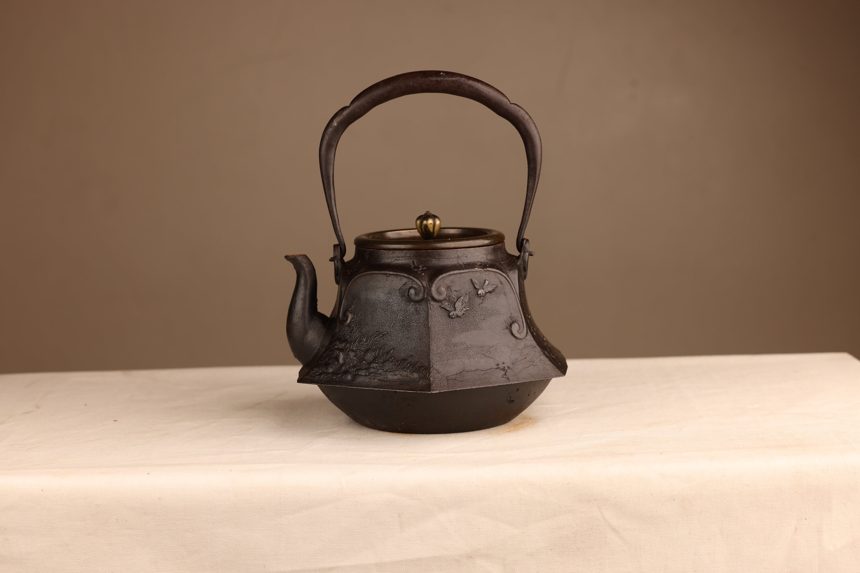 Tetsubin 43 oz Black Cast Iron Osaka Teapot - Wooden Handle and Knob - 7 1/2 inch x 6 inch x 5 inch - 1 Count Box
