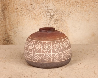 Vintage Japanese Stoneware Tsubo with Sgraffito Decoration, Mid Showa 1946-1965 | SKU: 26M-753-2