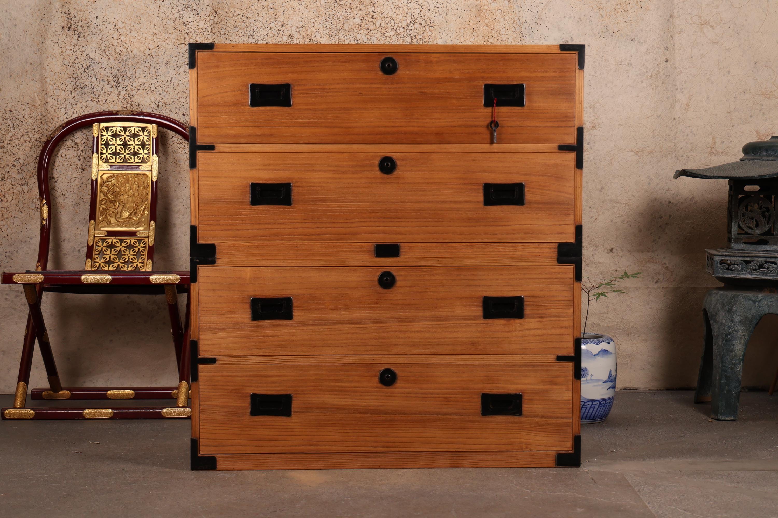 アンティーク日本の着物 伊匠桐箪笥 — 1920年、大正時代 (SKU: 25 M