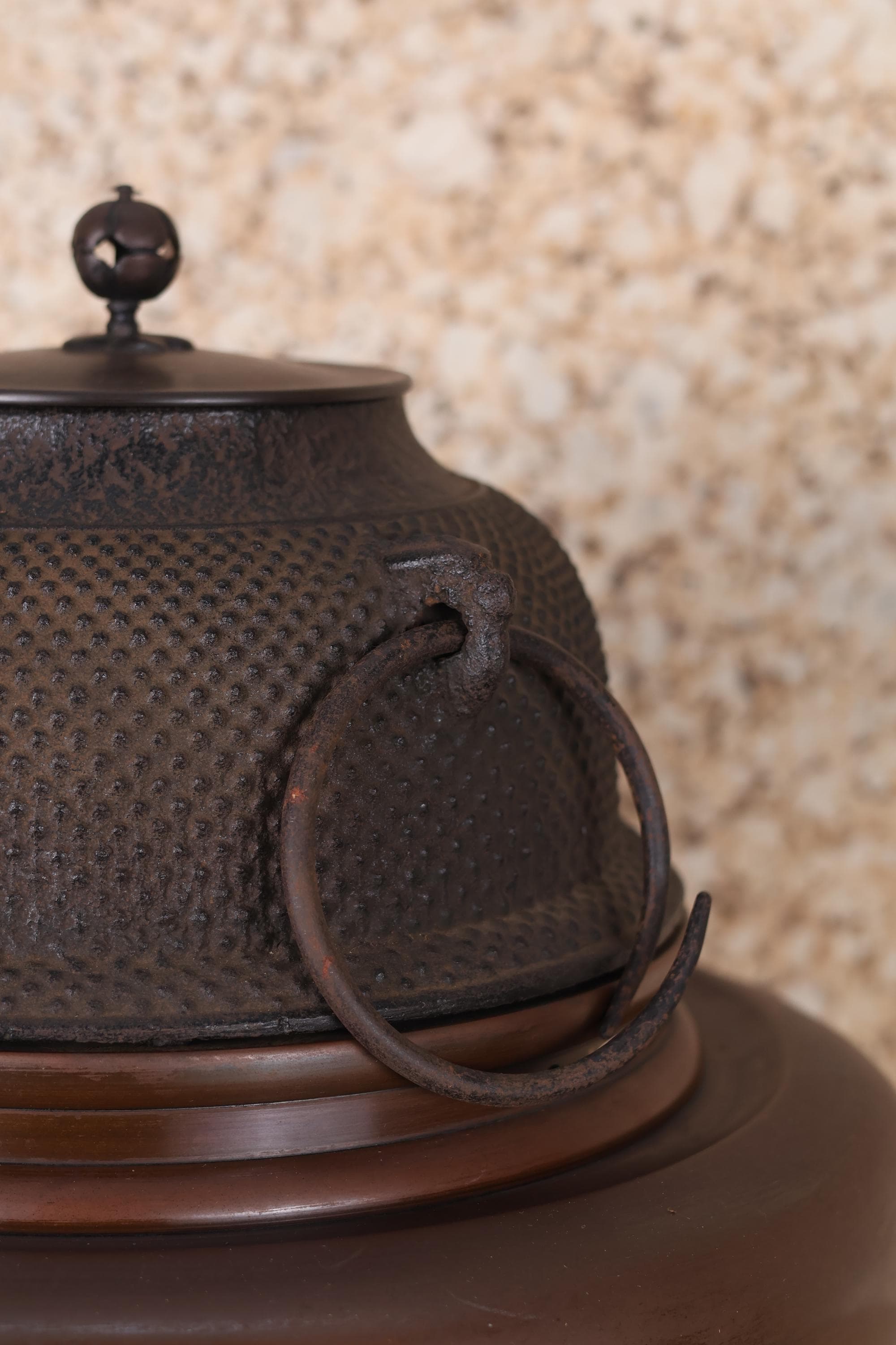 茶道具 | - 鉄器 銘無し Yahoo 茶道具-24； 鉄製 風炉釜 銅蓋付き 重さ