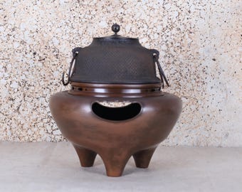 アンティークの日本の茶道具、青銅製の火鉢と鋳鉄製のやかんのセット