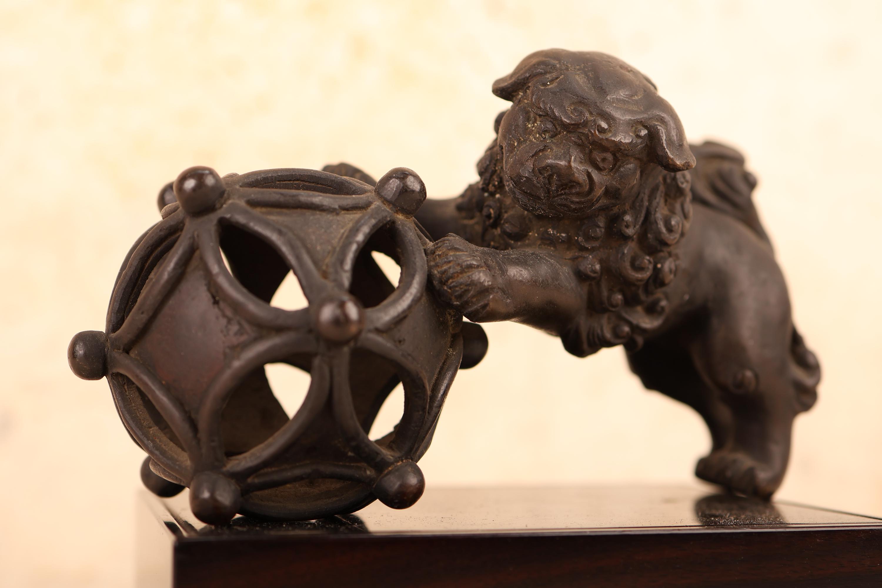 アンティークミニブロンズ獅子像（地球儀に寄りかかる）（24J-539