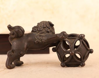 アンティークミニブロンズ獅子像（地球儀に寄りかかる）（24J-539