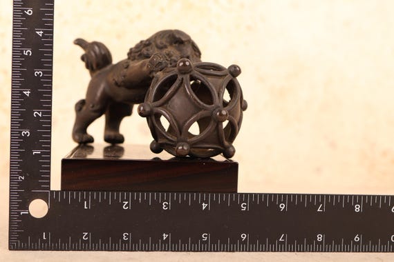 アンティークミニブロンズ獅子像（地球儀に寄りかかる）（24J-539