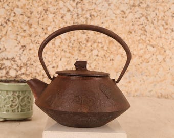 Vintage Japanese cast iron kettle (24N-126-4)