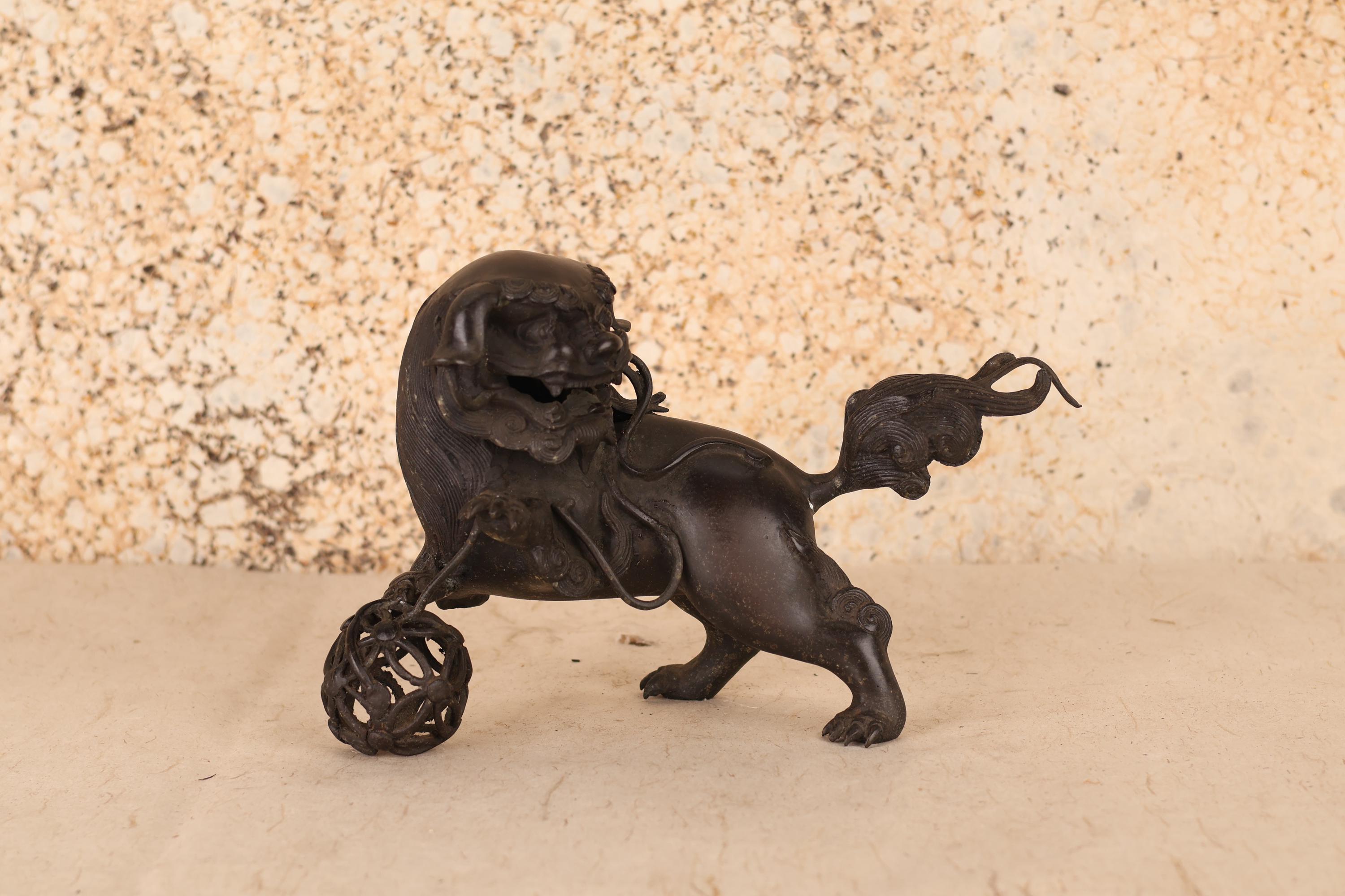 アンティークブロンズ製 地球儀に寄りかかる獅子像（24N-57） - Etsy 日本