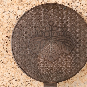 Japanese vintage bronze mirror from 1850s. (24J-354-8）