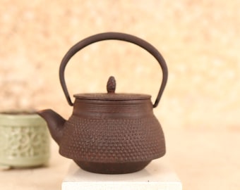 Vintage Japanese cast iron kettle (24N-126-3)