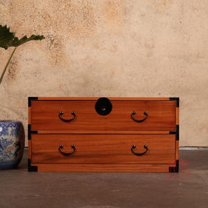 Japanse stijl kirihout 2 lades kledingkist, dressoir, isho dansu. (KB26)