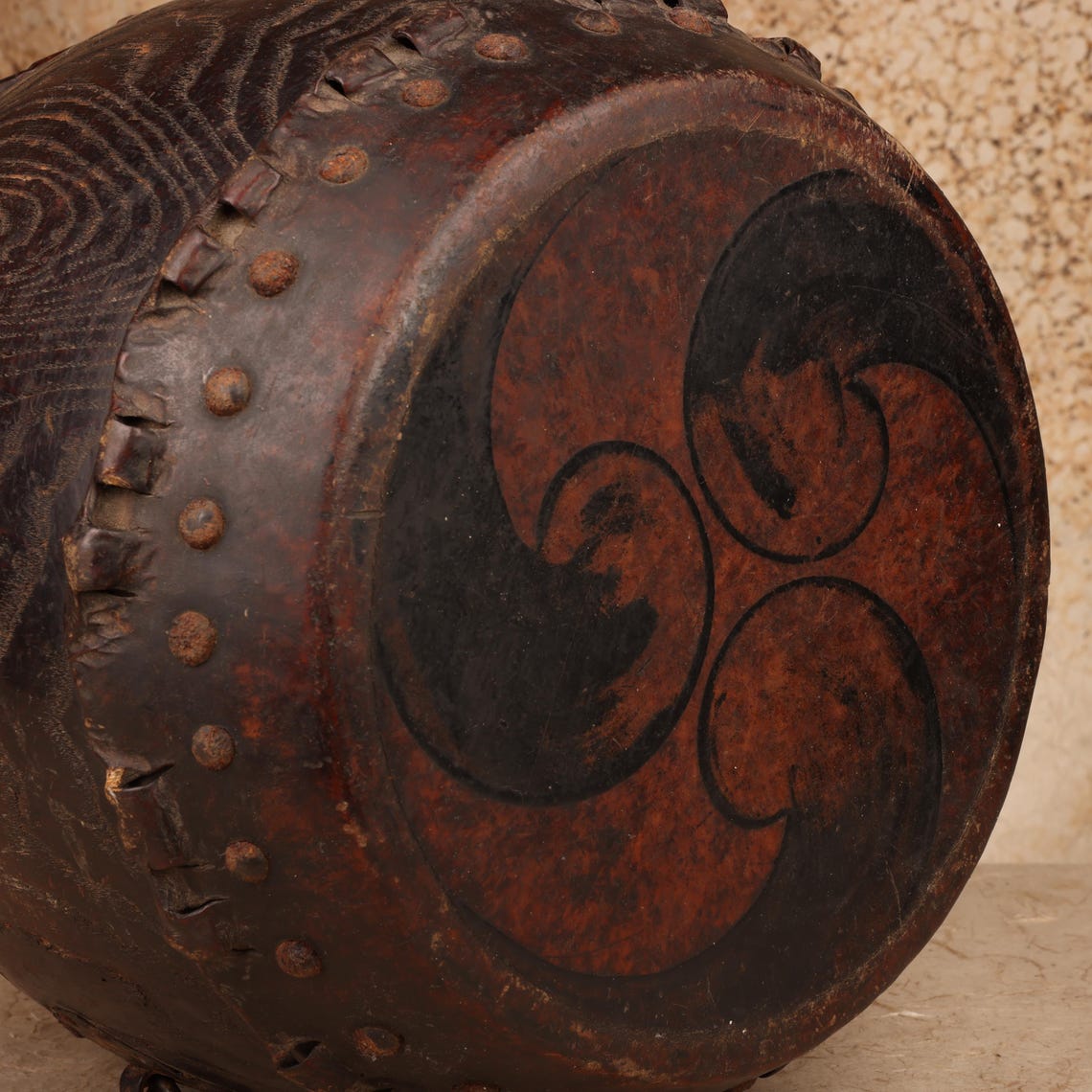Antique Japanese Taiko Drum with Tomoe Mon Crest,Early Meiji circa 1868–1877 | SKU: 26M-720, foto 2 di 5