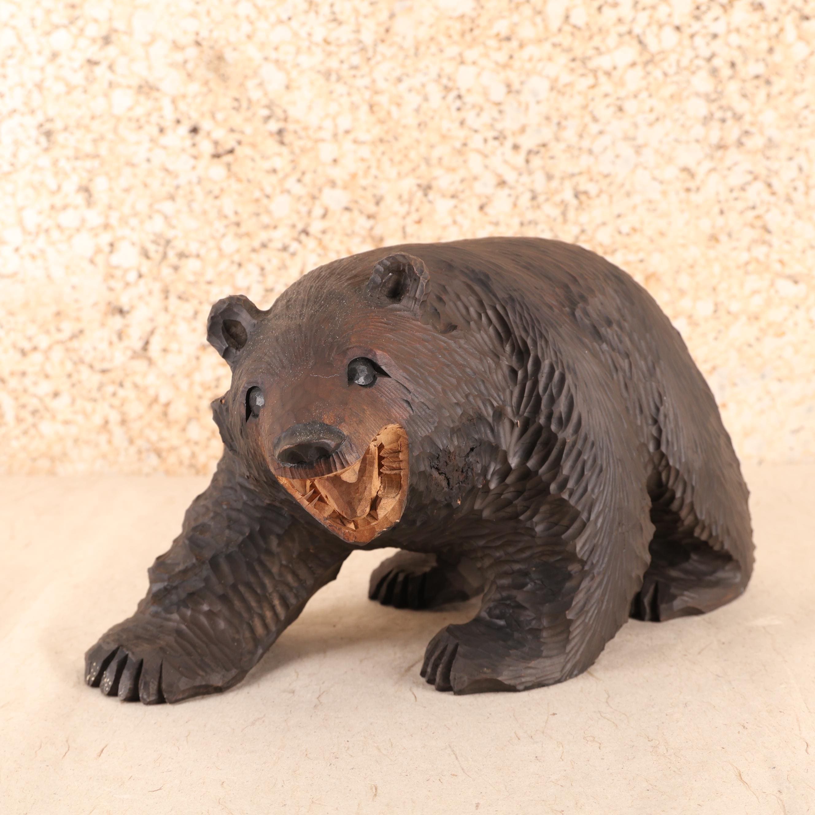 木製 クマの彫刻函館アイヌ民族作　高さ約25cm アイヌ工芸作家、山田祐治さんの「木彫り熊」を味わえる
