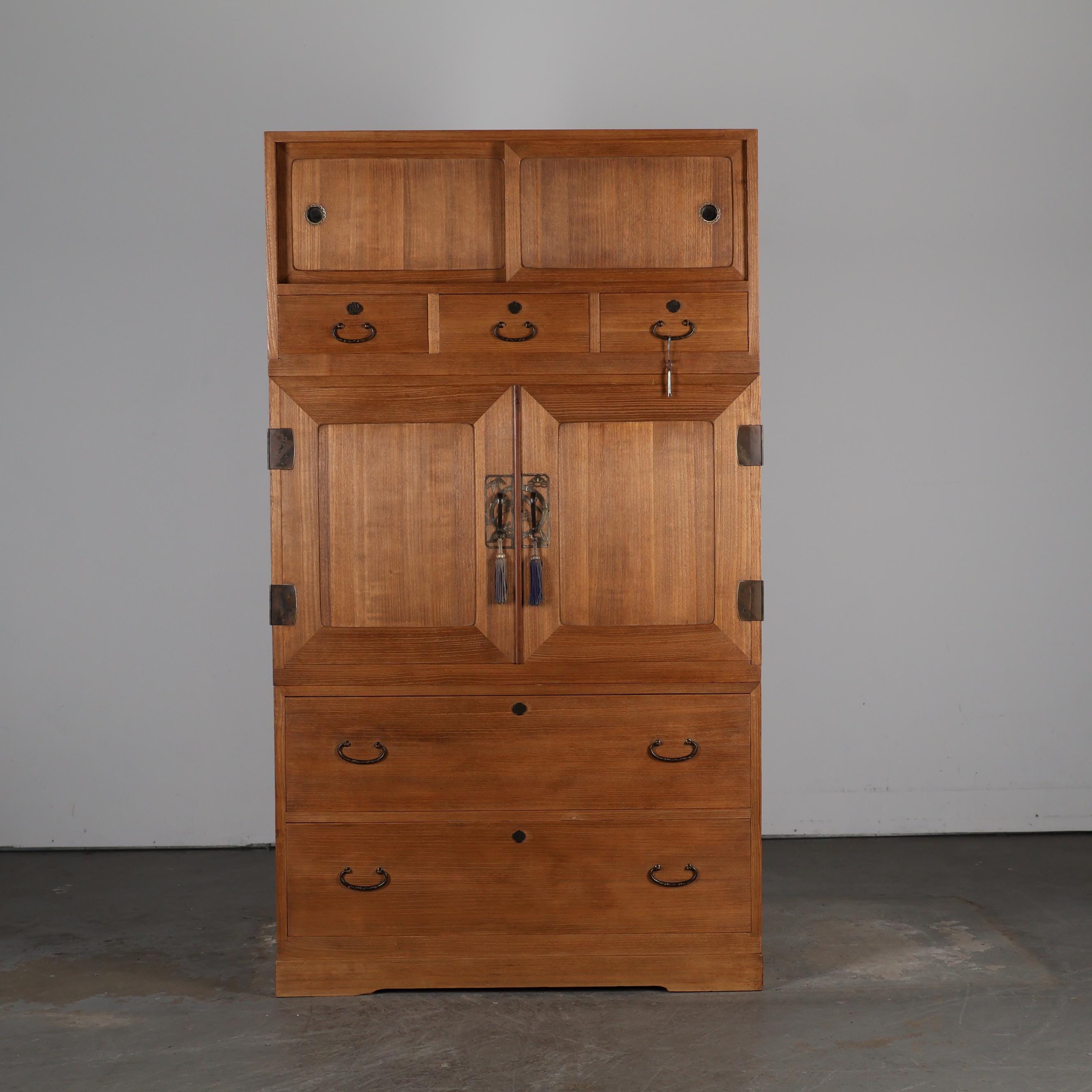 木製箪笥　Japanese High-Quality Wooden Chest Antique Japanese Three Section Kiri Wood Kimono Tansu Chest, 1920s