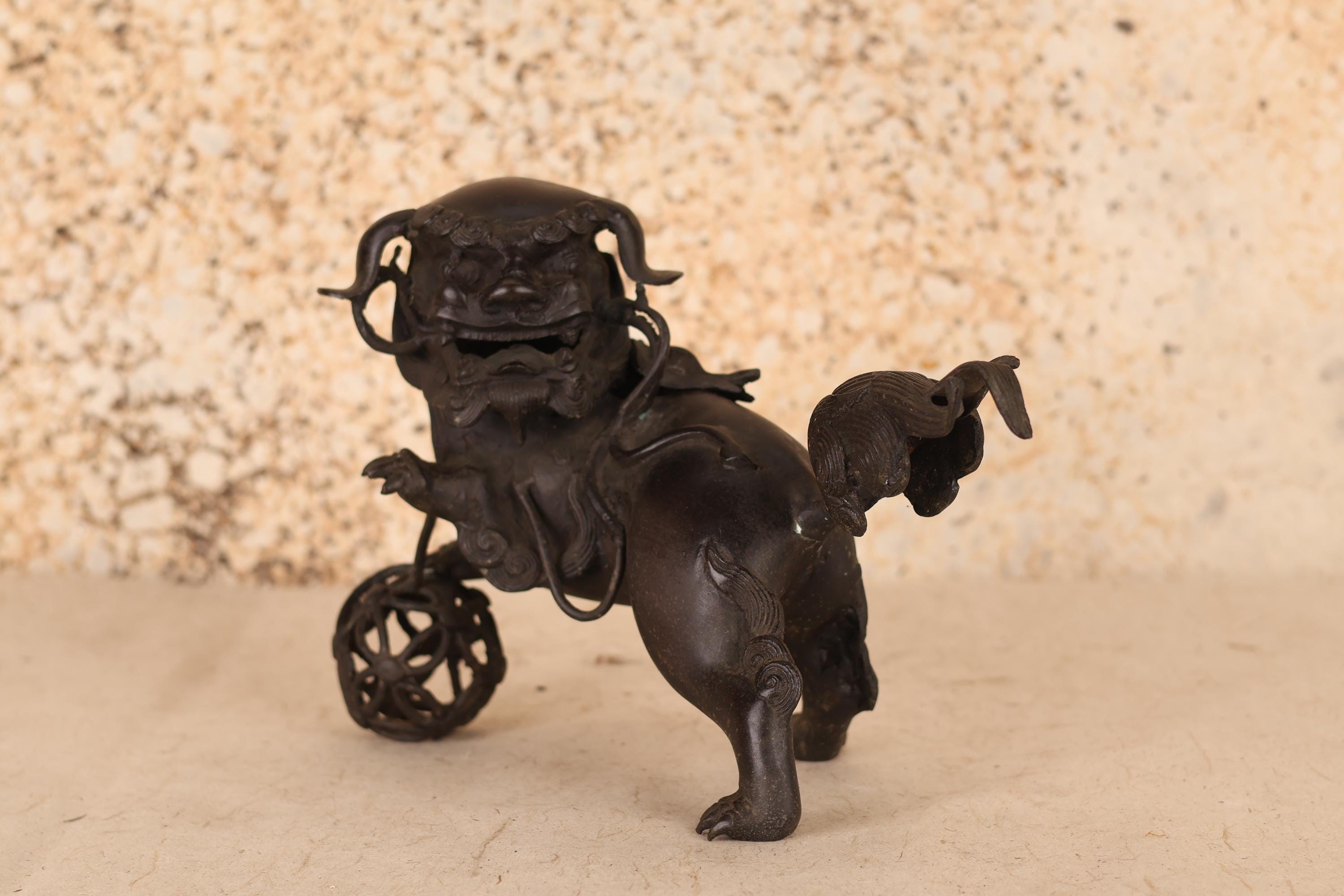 アンティークブロンズ製 地球儀に寄りかかる獅子像（24N-57） - Etsy 日本