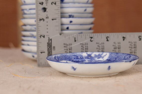 ヴィンテージの日本の青と白の皿4枚セット、直径5インチ x 高さ1インチ