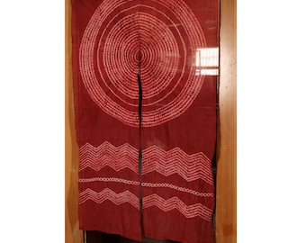 Pode incluir: Um par de cortinas de tecido vermelho com padrões de tie-dye branco. As cortinas apresentam um design circular na parte superior e um padrão em ziguezague na parte inferior.