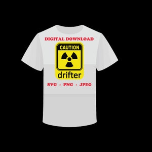 Puede incluir: Una camiseta blanca con una señal de advertencia amarilla y negra que dice "CAUTION drifter" y "DIGITAL DOWNLOAD SVG - PNG - JPEG" en texto rojo.