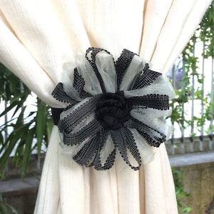1 Magnet magnetischer Magnet mit schwarzer Blume weiß Organza gestoppt. Vorhang Dekoration made in italy Vintage Dekor Geschenk für sie.