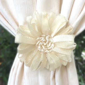 1 magnetic curtain tiebacks. Flower shaped holdback, curtain accessories.