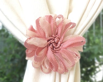 1 magnetic curtain tiebacks. Flower shaped holdback, antique pink , curtain accessories.Style vintage , shabby chic,window treatments.