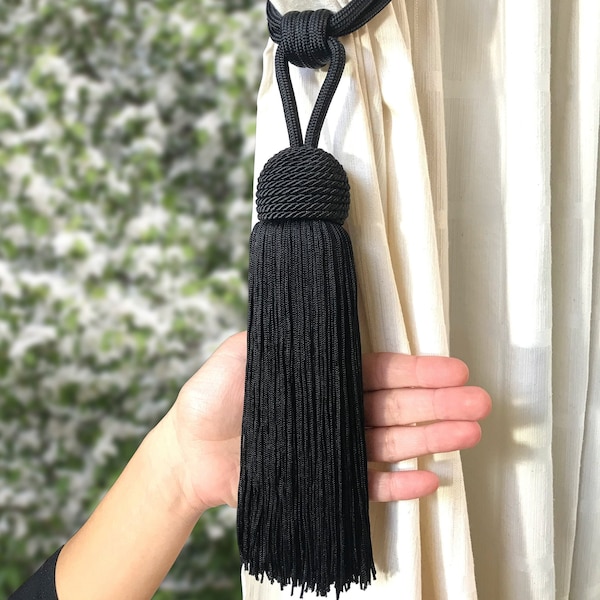 Gran decoración de lujo en forma de embarazado negro con borla grande y larga para cortinas drapeadas hechas en Italia.