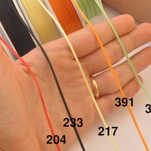 1 meter dubbelzijdig satijnen lint 1,5 mm voorraad voor poppenhuisminiaturen schaal 1:12 Rood, Zwart, Geel, Oranje en Groen