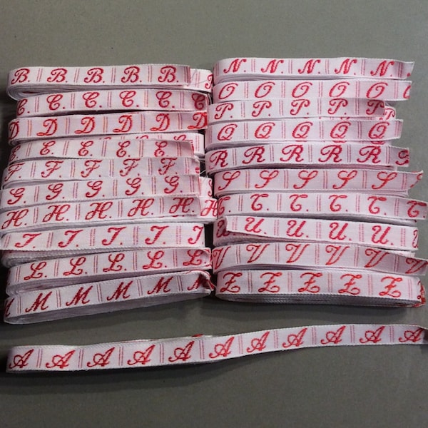 10 lettere ricamate etichette da cucire rossi su nastro bianco da 1 cm per marcare biancheria segnare indumenti case di riposo asili