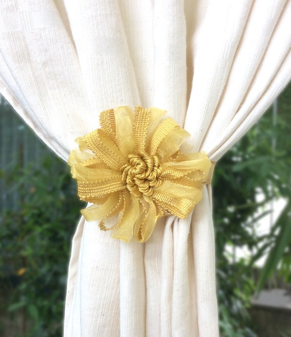 1 Calamita magnetica a fiore,fermatenda colore giallo ocra . Decorazione  per tende tendaggi made in italy -  Italia