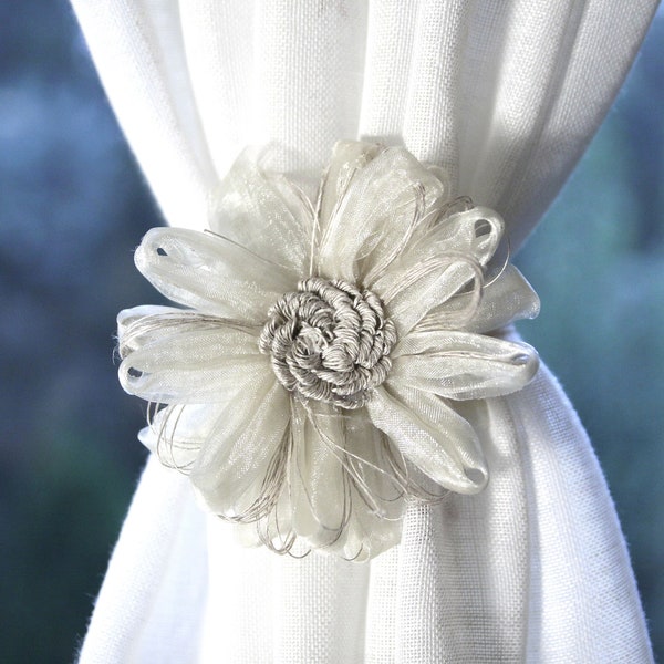 1 magnetic curtain tieback in organza and  linen . Flower shaped holdback, curtain accessories.