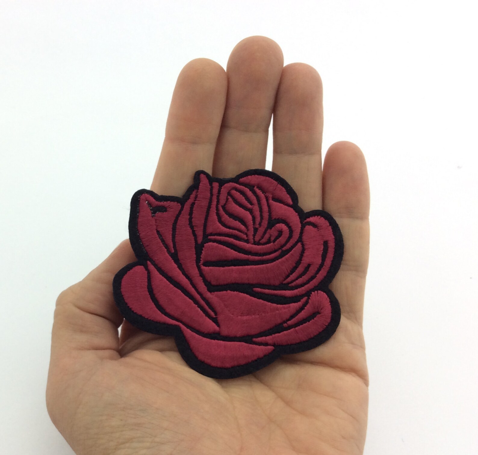 Ricamo Di Rosa Rossa Su Sfondo Nero. Toppa Per Collana Decorativa Da