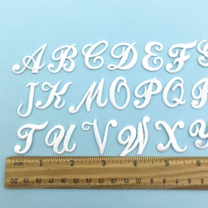 Parche de letras alfabeto cursivo blanco DIY parche de hierro bordado estilo universitario nombre inicial jardín de infantes 2,5 cm