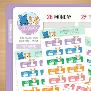 Puede incluir: Hojas de pegatinas para planificador con perros corgi de dibujos animados y el texto "WORK TO". Las pegatinas son de varios colores. La imagen también incluye una página de calendario con "26 LUNES" y el logotipo "BEEDOO&CO".