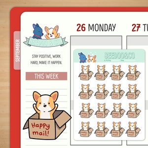 Puede incluir: Una hoja de pegatinas con 16 pegatinas ilustradas de un corgi en una caja con el texto "Happy mail!" Las pegatinas están sobre un fondo blanco con un borde azul claro. La hoja de pegatinas es parte de un planificador o diario.