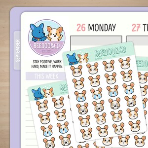 Pode incluir: Uma folha de adesivos com uma variedade de rostos de cães e corgis de desenhos animados fofinhos com diferentes expressões. Os adesivos estão em um fundo branco e são perfeitos para adicionar um toque de fantasia ao seu planejador, diário ou laptop.