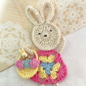 Coniglietto pasquale con cestino Decorazioni coniglio all'uncinetto Addobbi pasquali Cestino imbottito